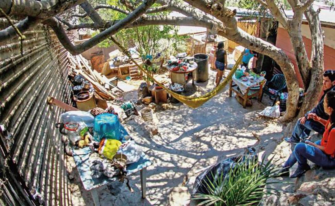 Una familia de residentes de Las Torres hicieron la división fronteriza parte de su casa: construyeron sus cuartos y hasta un pequeño local de abarrotes, con un patio en medio de todos ellos, en el que crecieron árboles. Foto: JOEBETH TERRÍQUEZ. EL UNI.