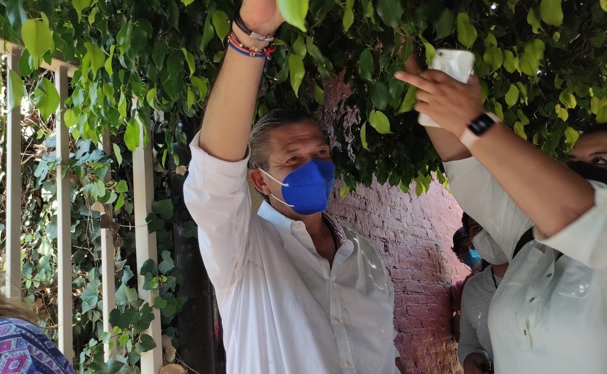 Pedroza Gaitán vota en casilla del Instituto Potosino; que no se desborden ánimos, pide