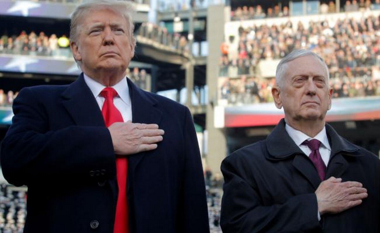 El presidente de Estados Unidos, Donald Trump con el despedido James Mattis. FOTO: REUTERS