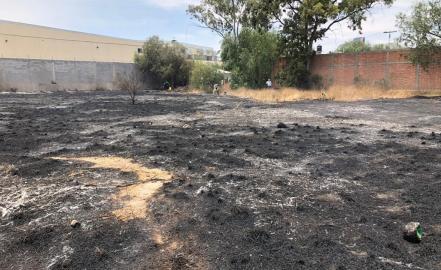 Incendio en predio cercano a Plaza Citadina provoca movilización 