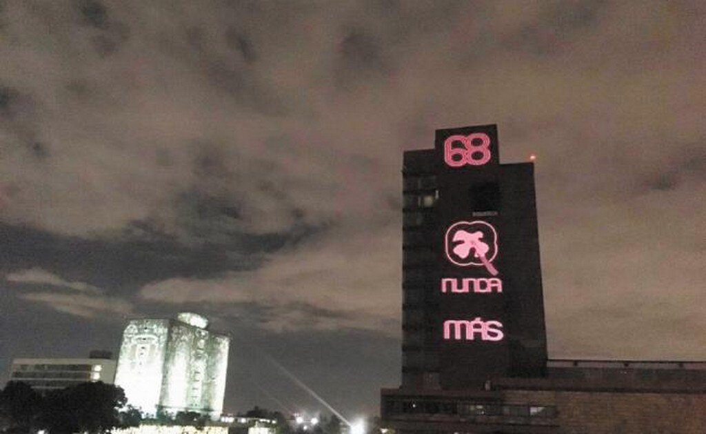 La torre de Rectoría amaneció el lunes cubierta con unas mantas negras en señal de luto. En la parte superior del edificio sobresalía el número 68 y abajo colocaron una paloma herida por el Ejército, con la inscripción: “Nunca más”. (BERENICE FREGOSO. EL