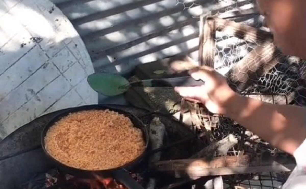 Mujer enseña a cocinar un platillo para 4 personas con 50 pesos y se hace viral en TikTok