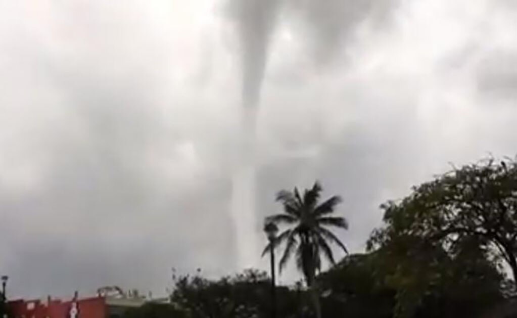 Captan momento en que tromba marina se vuelve tornado en Coatzacoalcos