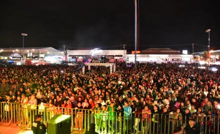 Escenario del Teatro del Pueblo recibió a Los Cadetes de Linares