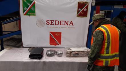 Aseguran droga y pirotecnia en Aeropuerto Ponciano Arriaga