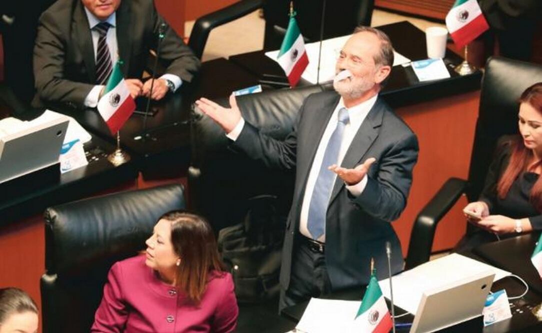 Gustavo Madero, senador del PAN, en medio de la protesta por la reducción del tiempo en tribuna para los senadores (LUCÍA GODÍNEZ. EL UNIVERSAL)