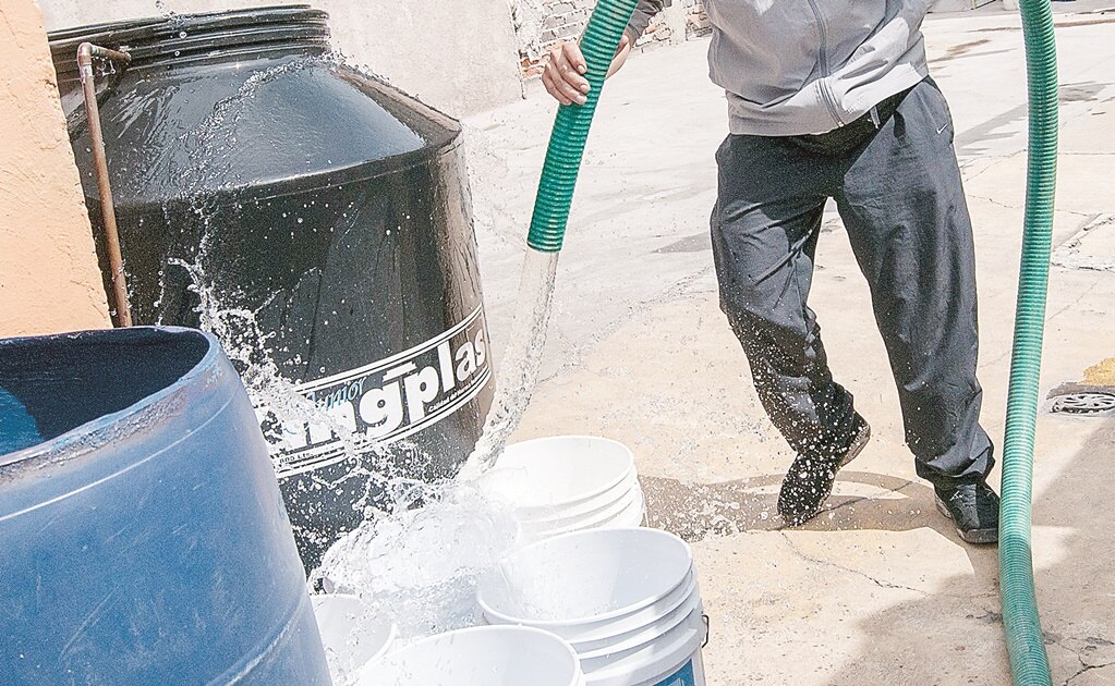 Familia batalla para realizar labores de higiene por falta de agua en capital de San Luis