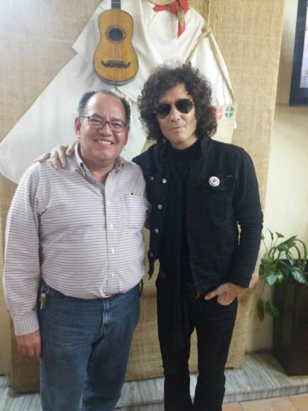 Enrique Bunbury prueba la gastronomía potosina 
