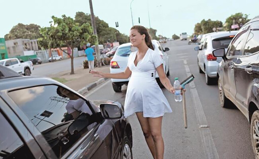 Anyi Gómez, de 19 años, salió de Venezuela y ahora vive en Boa Vista, en Brasil, donde sobrevive limpiando parabrisas en los semáforos (NACHO DOCE. REUTERS)