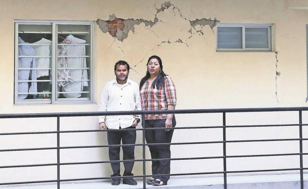 Carla Zárate es dueña de un departamento ubicado en Zapata 56, a más de tres meses del temblor, la constructora no ha reparado las afectaciones que registró el edificio (BERENICE FREGOSO) 13/02/2018