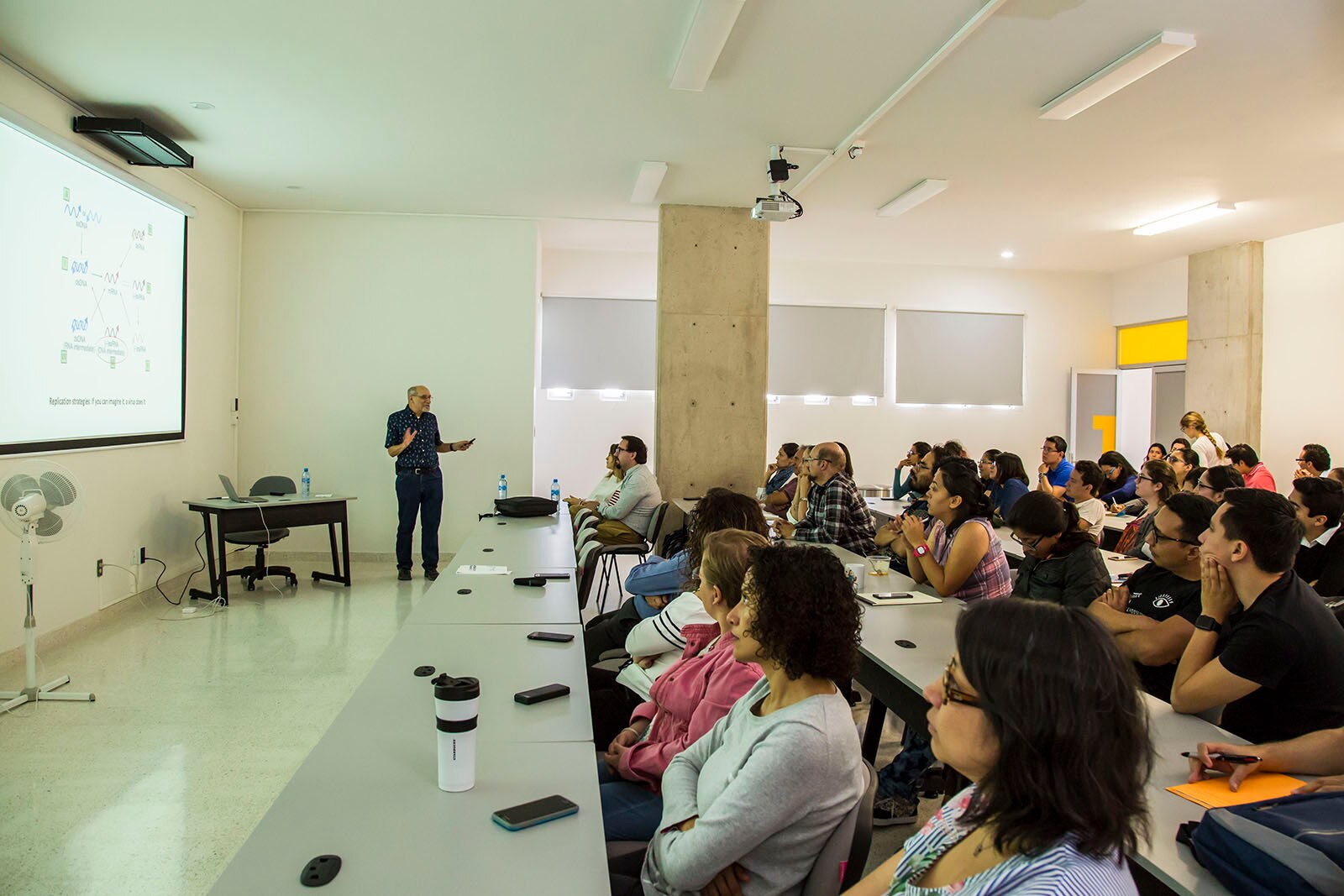 Realizan charla de especialista en Retrovirus para el tratamiento contra el VIH