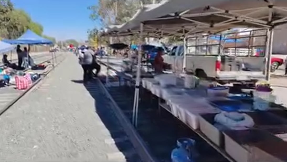 Tianguis de Las Vías en SLP debe su nombre a que fue establecido sobre los rieles del tren. Foto: video de @LuizandrO por las Calles