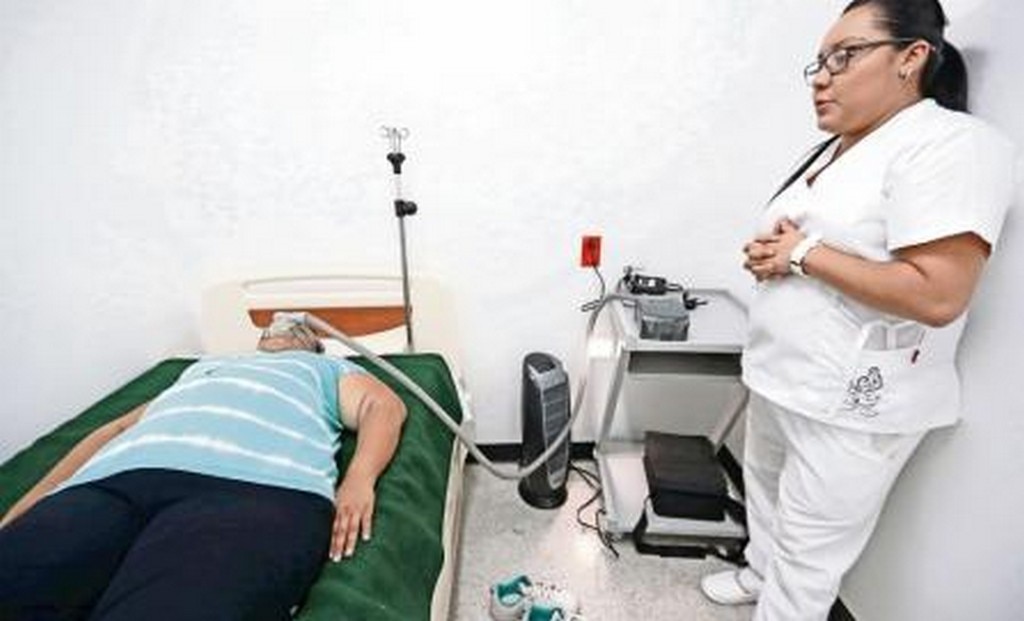Olga, de 42 años (izq.), acudió a la Clínica de Sueño del Hospital General regional Número 1 del Instituto Mexicano del Seguro Social para atenderse la apnea de sueño que padece y que está relacionada con su obesidad (ALEJANDRO ACOSTA. EL UNIVERSAL)