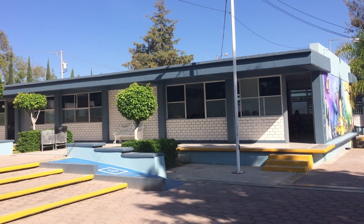 Alumnas del Cobach entonan "Canción sin miedo"; protestan por retiro de un tendedero de denuncias de acoso