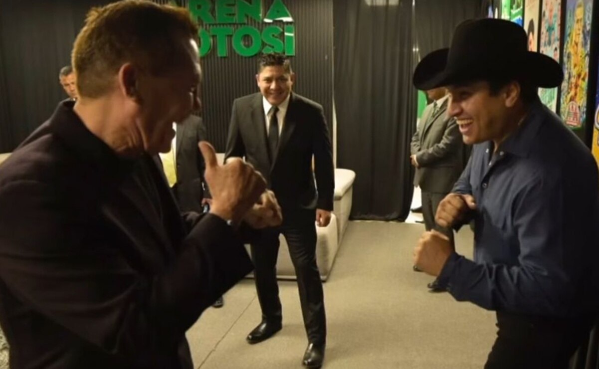 Julio César Chávez y Julion Álvarez en el Cuarto Informe de Gobierno de SLP. Foto: Especial
