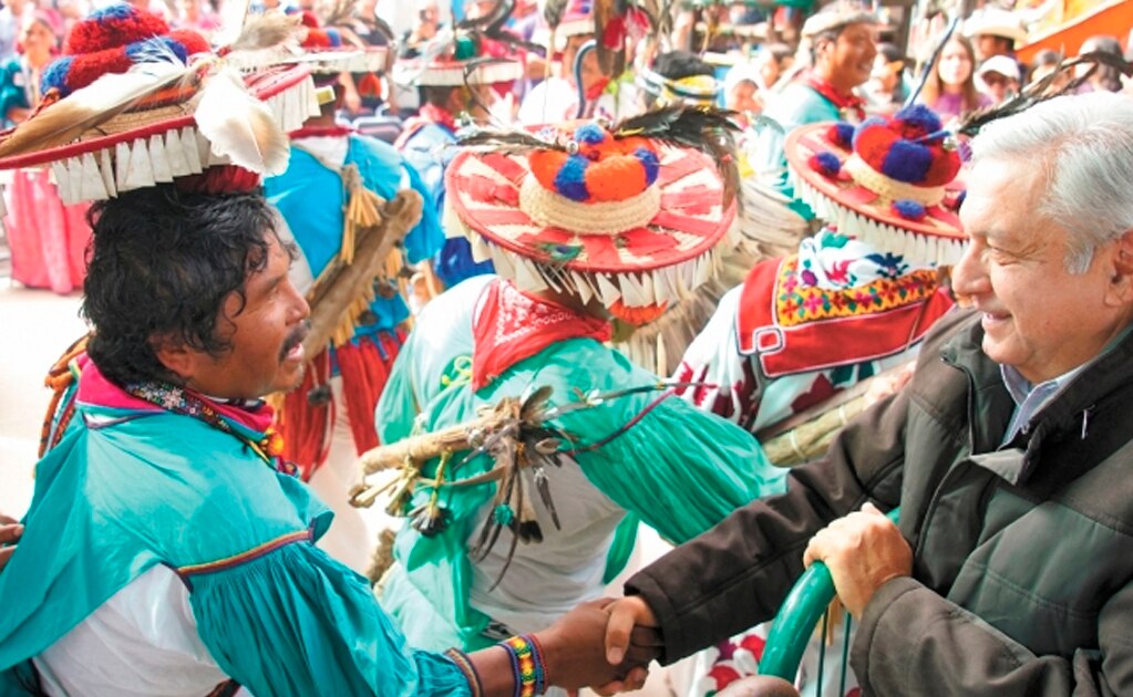 El presidente Andrés Manuel López Obrador recorrió ayer diferentes comunidades indígenas en Jalisco, como Mezquitic, en donde se reunió con indígenas huicholes, a los que prometió apoyos para la agricultura. CORTESÍA PRESIDENCIA