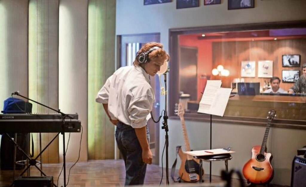 El Sol (Diego Boneta) quiere lanzar un disco de éxitos, pero no le es posible (NETFLIX)