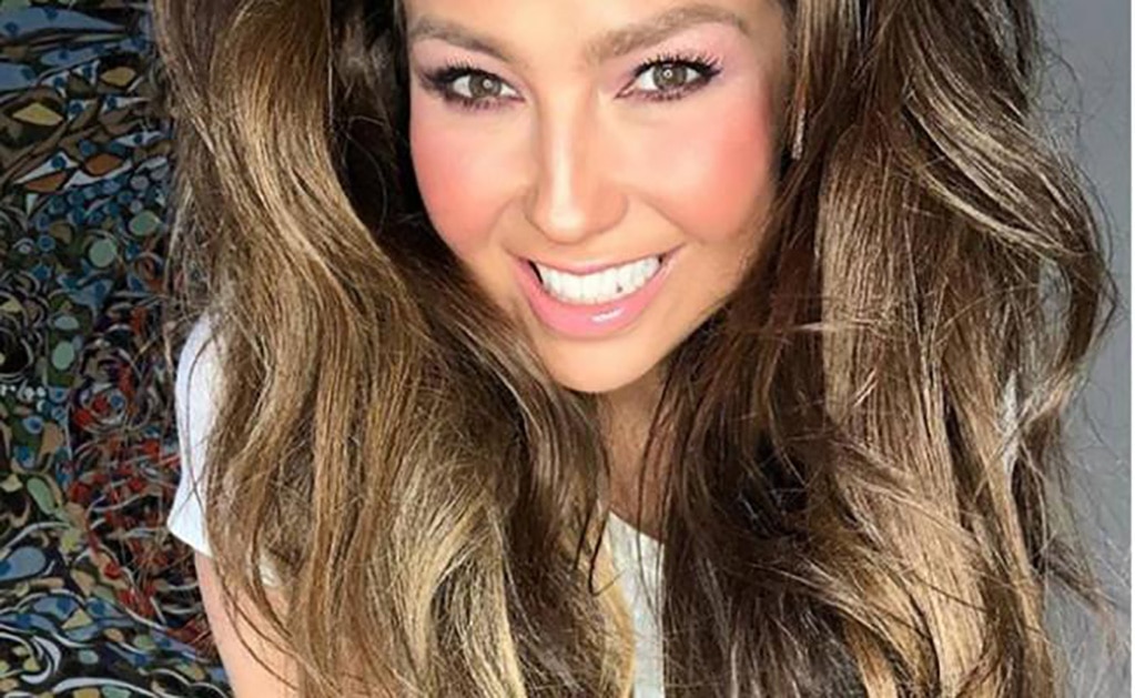 Thalía luce su mini cintura