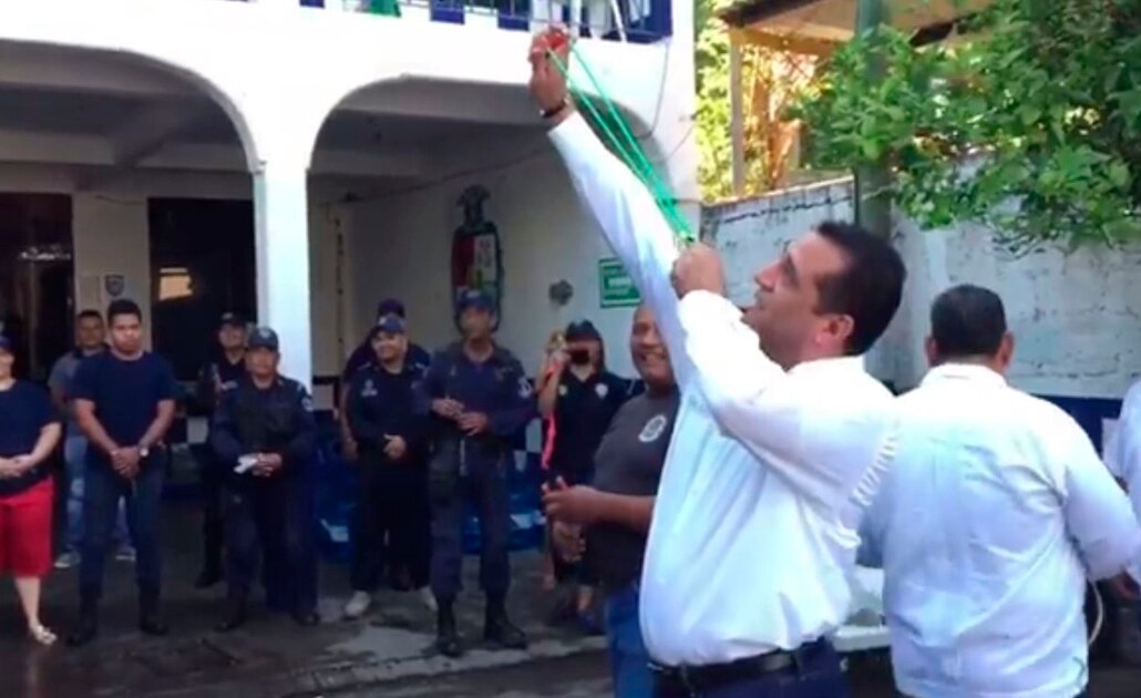 Video. Desarman a policías de Alvarado, Veracruz; les dan resorteras