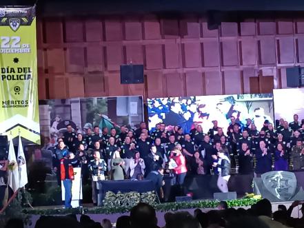 Dan reconocimientos a policías de capital de SLP; promueven a 70 elementos