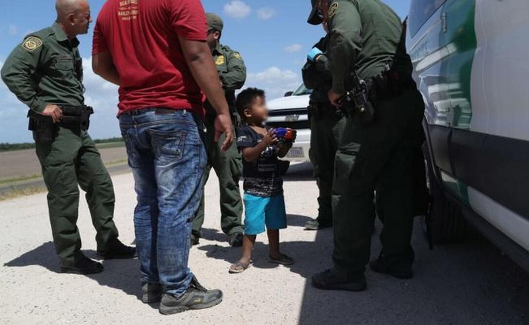 Agentes fronterizos detienen a una familia en la frontera con México (Foto: AP)