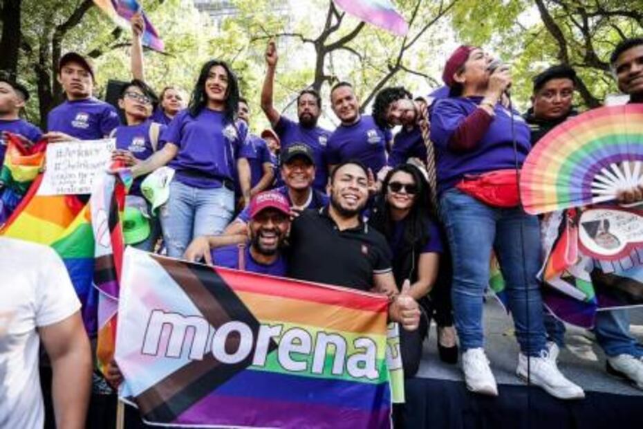 Como en fiesta, superdelegado de SLP bailó y comió en marcha en apoyo a AMLO 