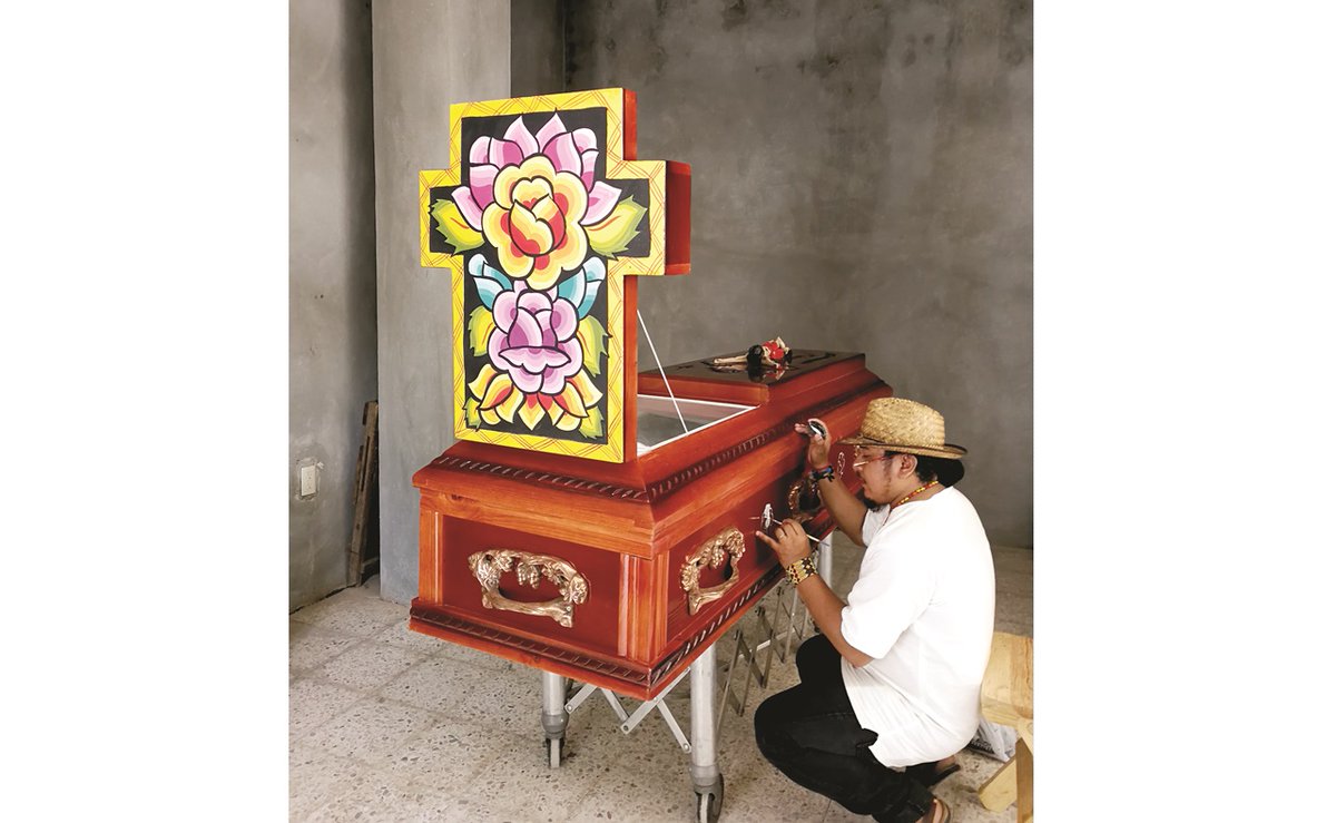 En Oaxaca "visten" ataúdes con flores zapotecas