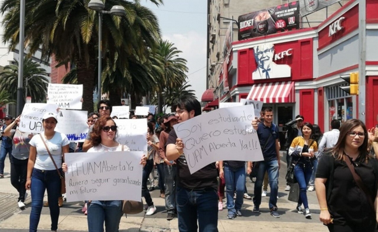  Alumnos de la UAM marchan para exigir reapertura de la institución