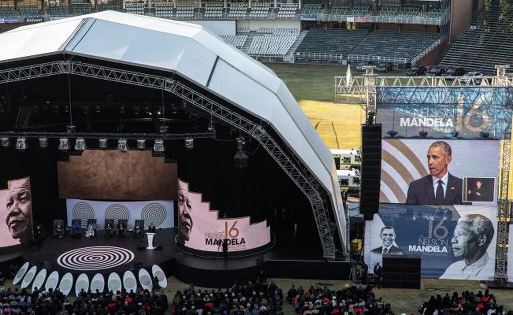 El ex presidente Barack Obama en la charla organizada por la Fundación Mandela en un estadio de Johannesburgo. Foto: AFP