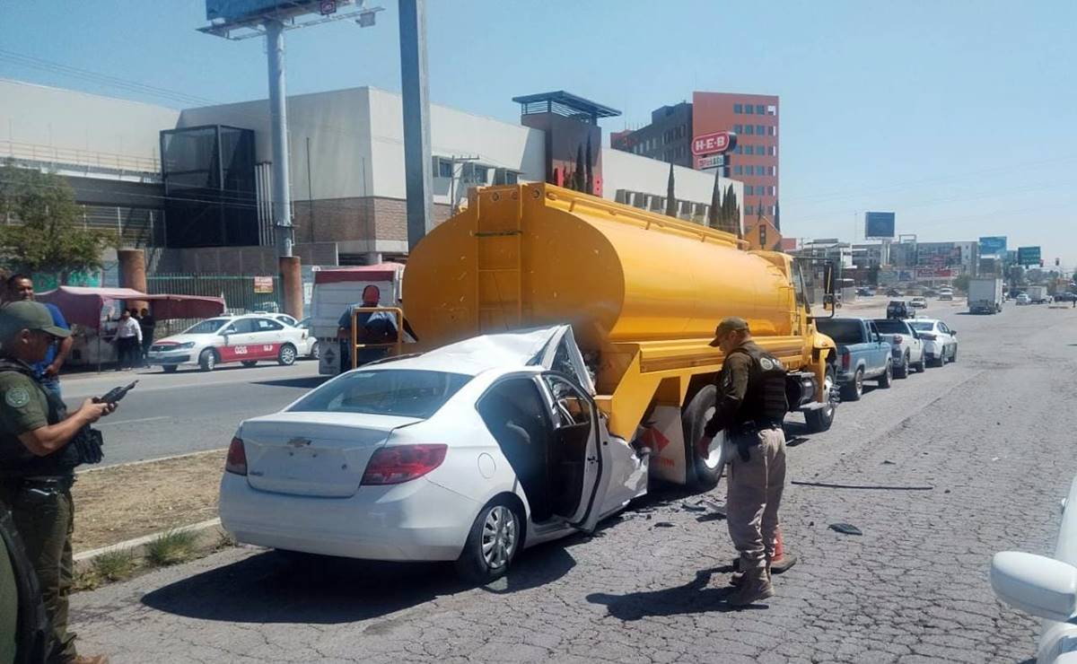 Auto queda incrustado en una pipa tras choque en calles de SLP; reportan un muerto