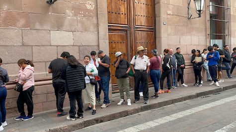Desde niños hasta el abuelito, cientos hacen fila por álbumes del Mundial 2026 en SLP