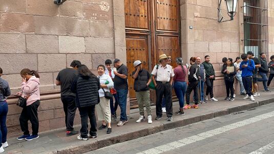 Desde niños hasta el abuelito, cientos hacen fila por álbumes del Mundial 2026 en SLP