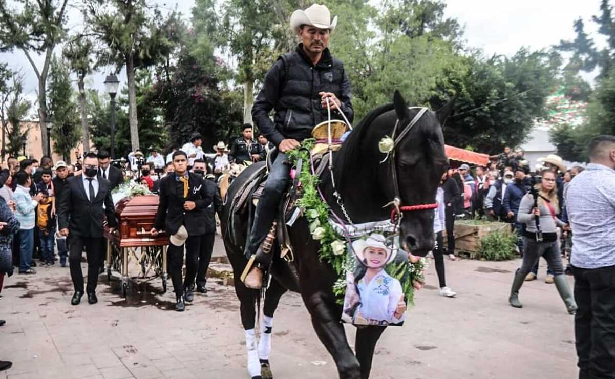 FOTOS. Con semblante triste, la "gorda Tomasa", yegua favorita de Erika Briones, le da último adiós. Foto: Cortesía Ángel Maldonado