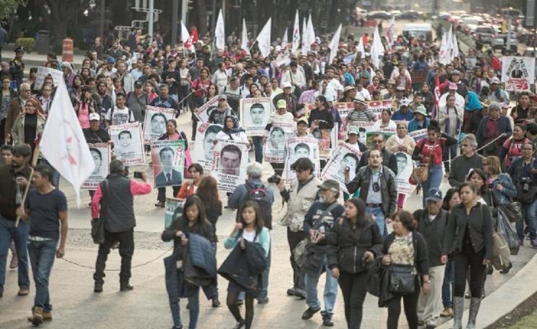 Marcha de familiares y activistas por la aparición de los 43 estudiantes de la Normal de Ayotzinapa. (FOTO: Archivo. EL UNIVERSAL)