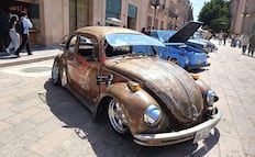 Volkswagen clásicos toman la Plaza de Armas de SLP; fue una 'probadita' del gran encuentro en Soledad