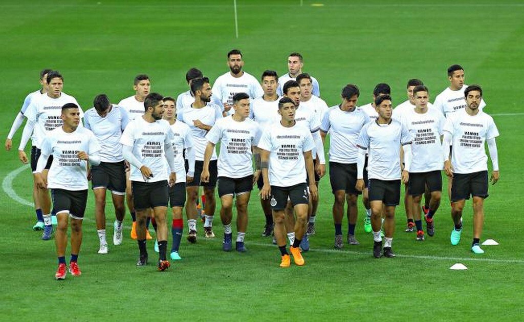 Jugadores de Chivas protestan en entrenamiento