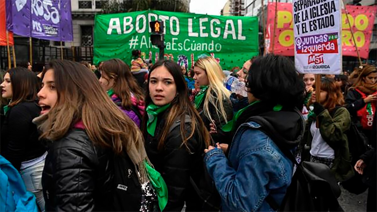 Mujeres y activistas en favor del derecho al aborto marchan por Buenos Aires (Foto: AFP)
