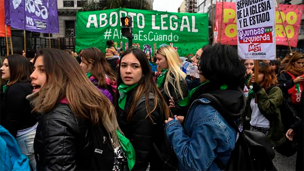 Médico en Argentina amenaza con practicar "abortos sin anestesia"; lo despiden