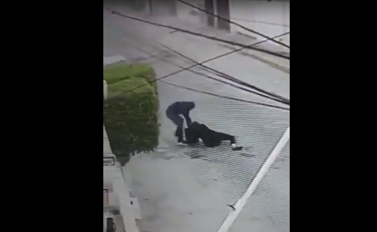 Video. Sujeto arrastra y azota a joven tras intentar robarle su bolsa en Villa de las Flores