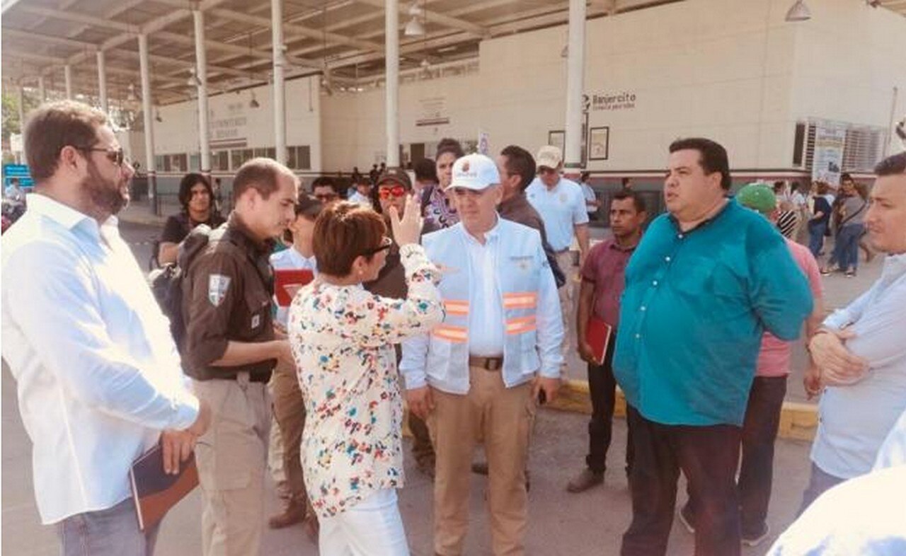 Autoridades del Instituto Nacional de Migración y cónsules de Guatemala, Honduras y El Salvador realizan recorrido en el Puente Internacional Rodolfo Flores. Foto: Twitter @INAMI_mx
