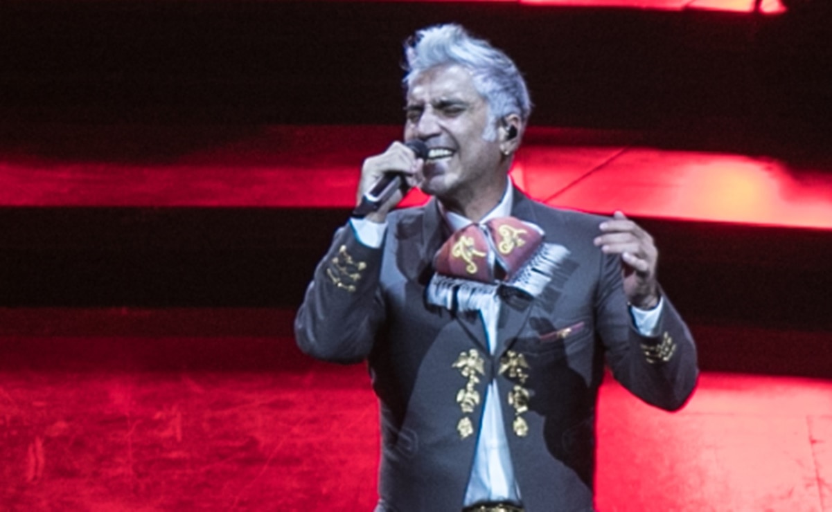 Entre lágrimas y aplausos, Alejandro Fernández dio su primer show, tras la muerte de su padre