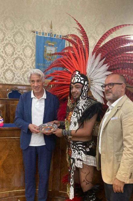 Con danza azteca, el potosino Cristian Pérez muestra su pasión y sus raíces en festival celebrado en Italia