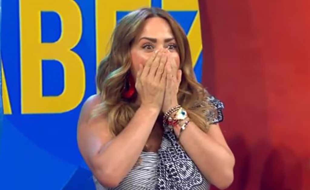 Raúl Araiza sorprende a Andrea Legarreta con beso en la boca