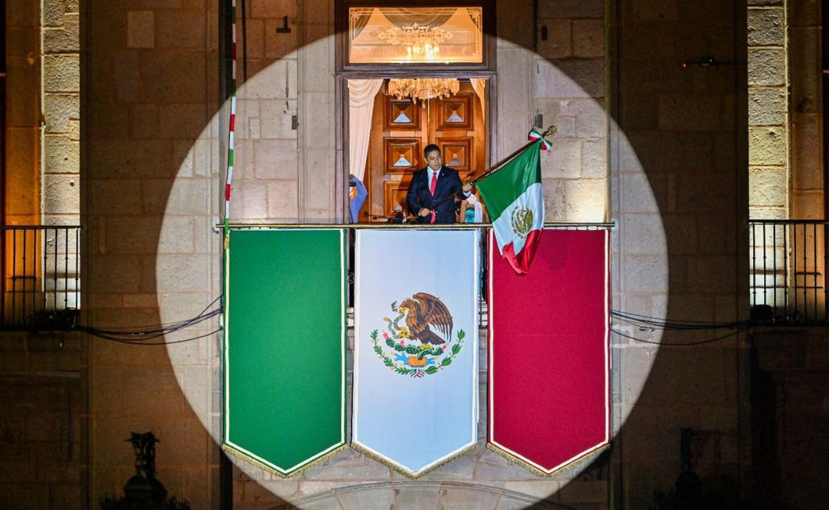 ¡Viva San Luis Potosí, Viva México! Ricardo Gallardo encabeza su primer Grito de Independencia frente a cientos de potosinos.