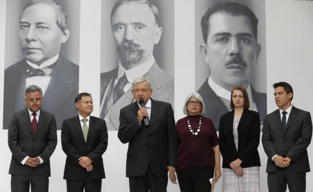 López Obrador adelantó que al  inicio del nuevo gobierno se va a licitar la nueva refinería para poder levantar la producción petrolera en poco tiempo. Foto: Luis Cortés/EL UNIVERSAL