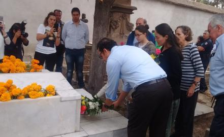 Xavier Nava visita la tumba de su abuelo