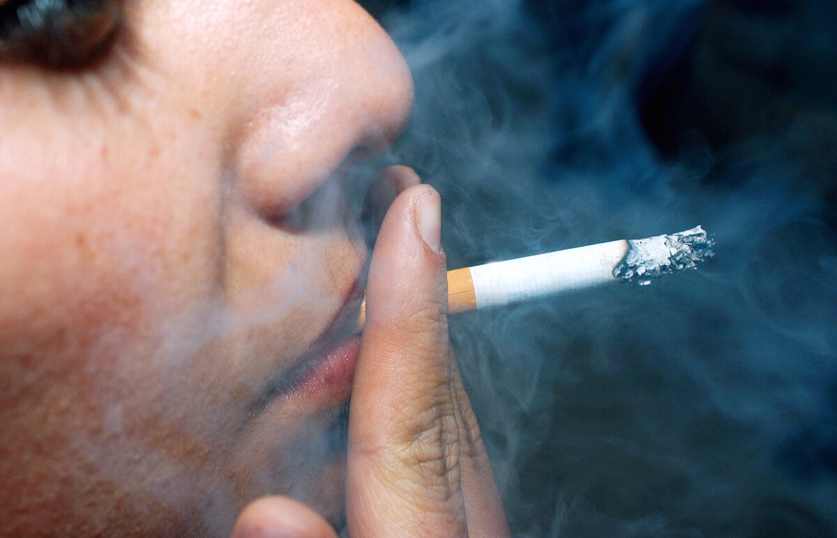 Desde los 16 y 17 años, adolescentes consumen tabaco