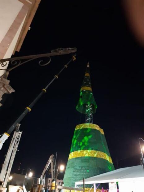 Continúan trabajos para corregir desperfectos técnicos del monumental árbol de Navidad de SLP