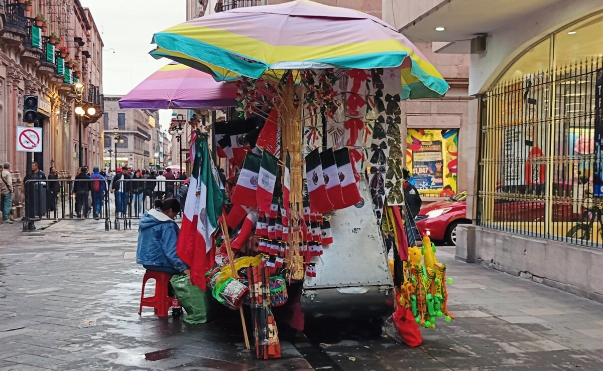 En verde, blanco y rojo, comerciantes del Centro Histórico de SLP se alistan para las fiestas patrias