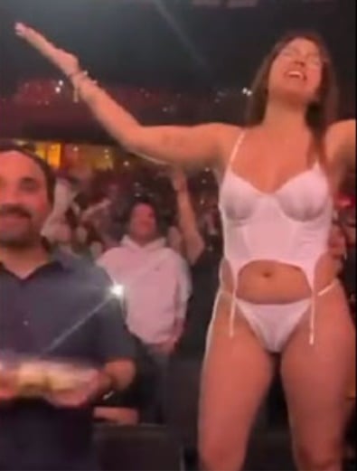 En pleno concierto de Arjona, fan se quita la ropa y se queda en lencería
